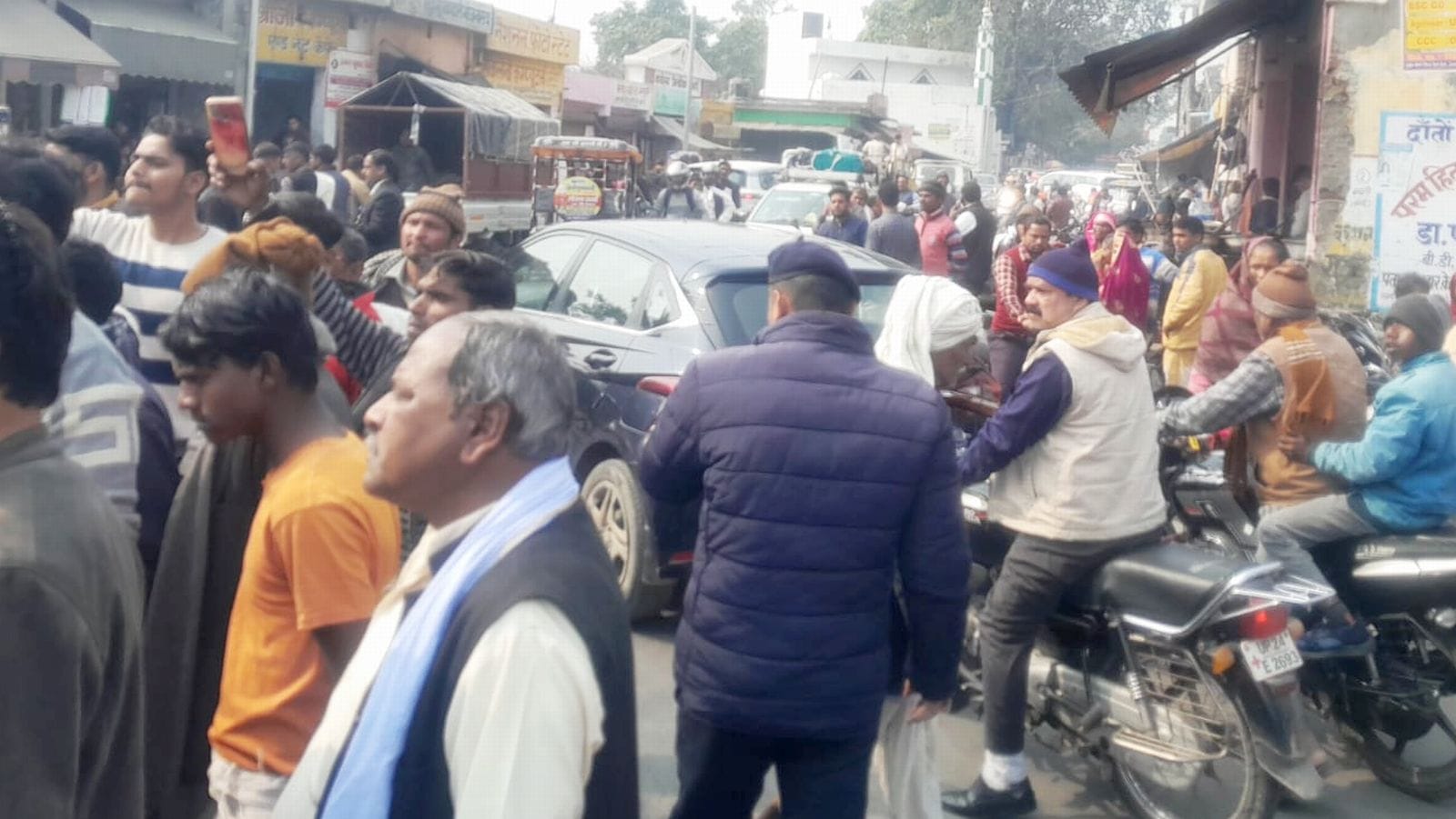 कचहरी तिराहे पर शव रखकर जाम लगाए परिजनों को समझाते इंस्पेक्टर। संवाद