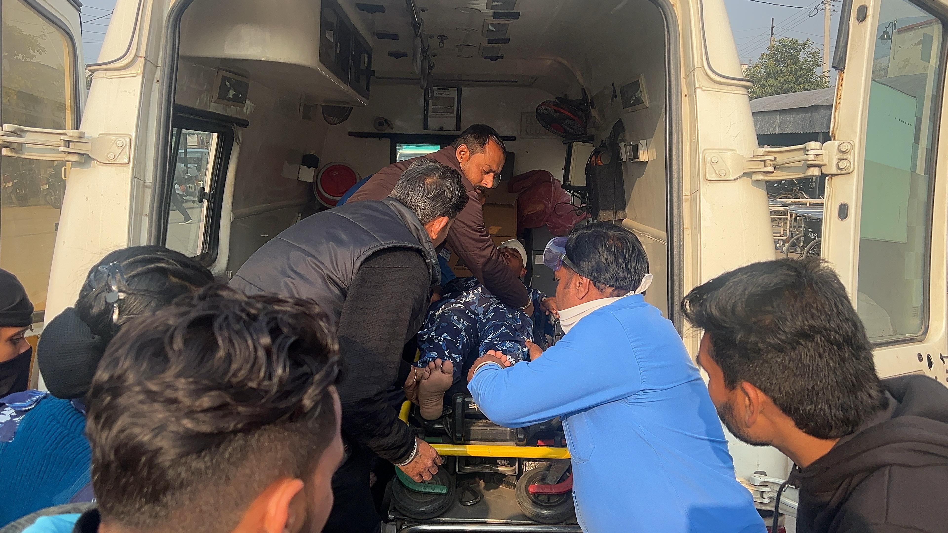 किसान आंदोलन के चलते देवी नगर के पास पुलिस की गाड़ी में बैठे तमाशबीन। संवाद। किसान आंदोलन के चलते देवी नगर के पास पुलिस की गाड़ी में बैठे तमाशबीन। संवाद।