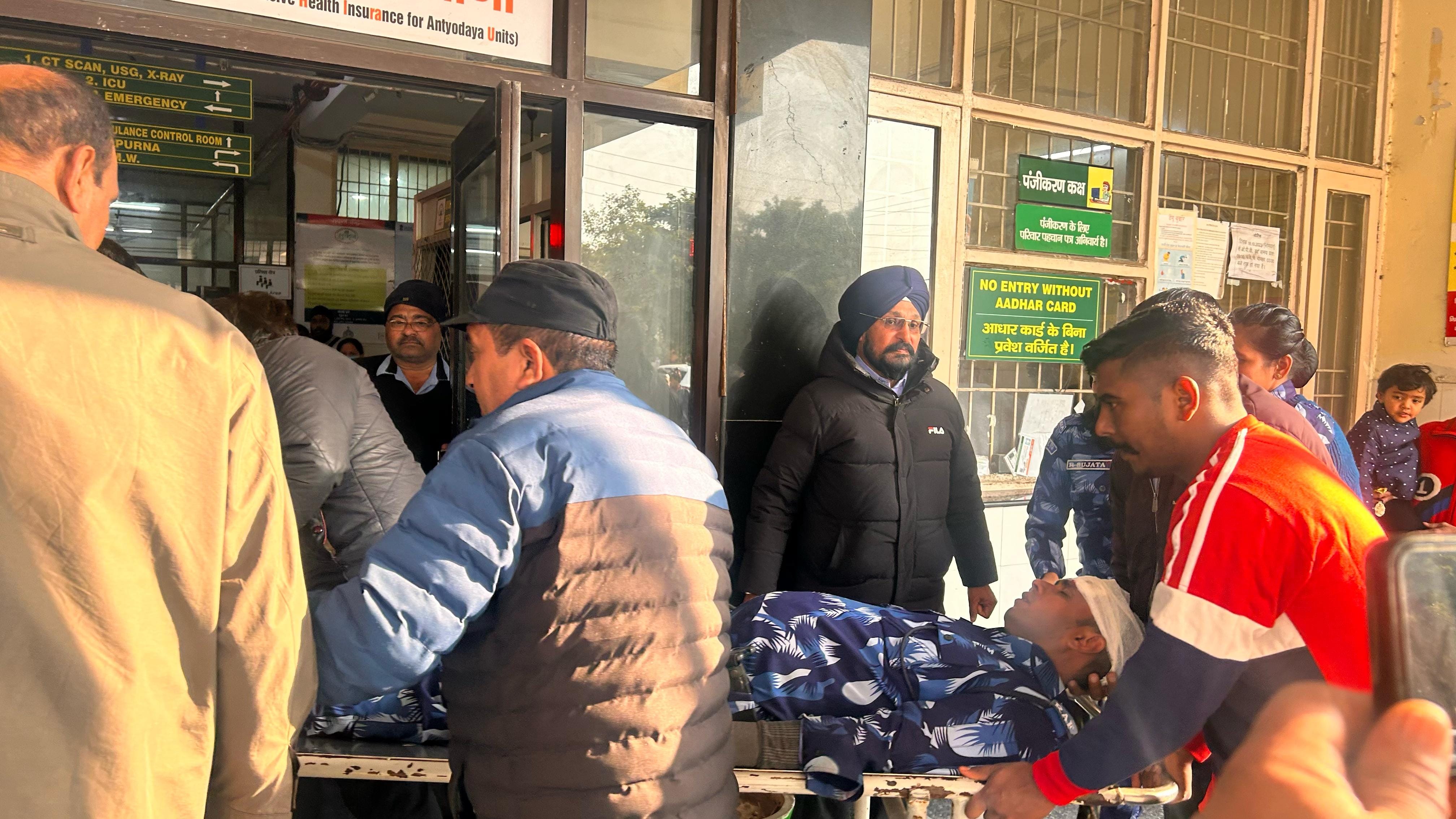 किसान आंदोलन के चलते देवी नगर के पास पुलिस की गाड़ी में बैठे तमाशबीन। संवाद। किसान आंदोलन के चलते देवी नगर के पास पुलिस की गाड़ी में बैठे तमाशबीन। संवाद।