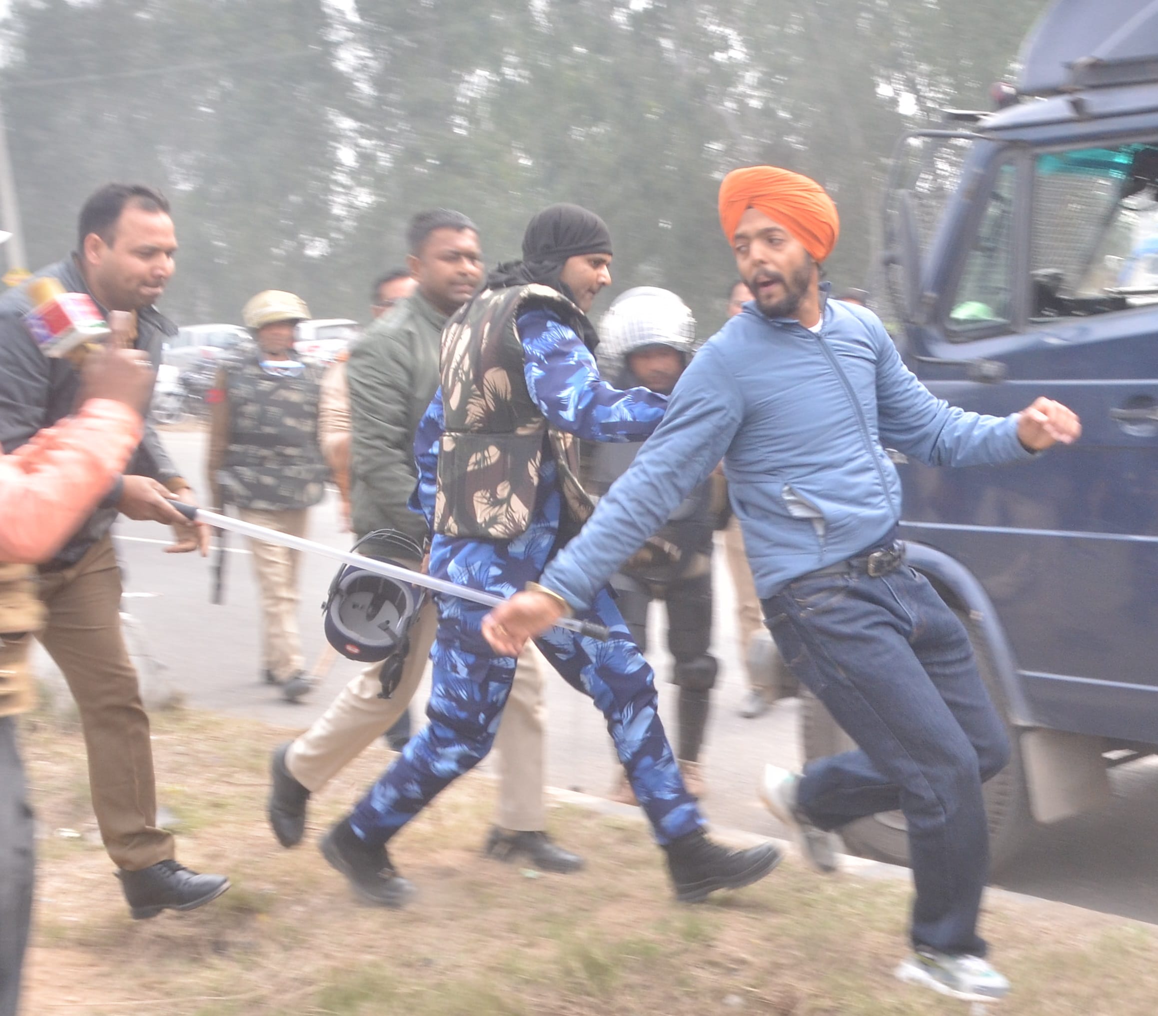 किसान आंदोलन के चलते देवी नगर के पास पुलिस की गाड़ी में बैठे तमाशबीन। संवाद। किसान आंदोलन के चलते देवी नगर के पास पुलिस की गाड़ी में बैठे तमाशबीन। संवाद।