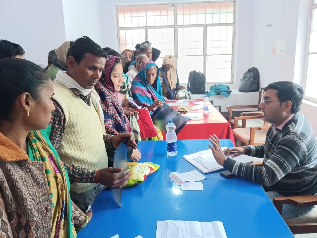 मेडिकल कॉलेज में पर्चा बनवाने के लिए लगी लोगो की लाइन । संवाद मेडिकल कॉलेज में पर्चा बनवाने के लिए लगी लोगो की लाइन । संवाद