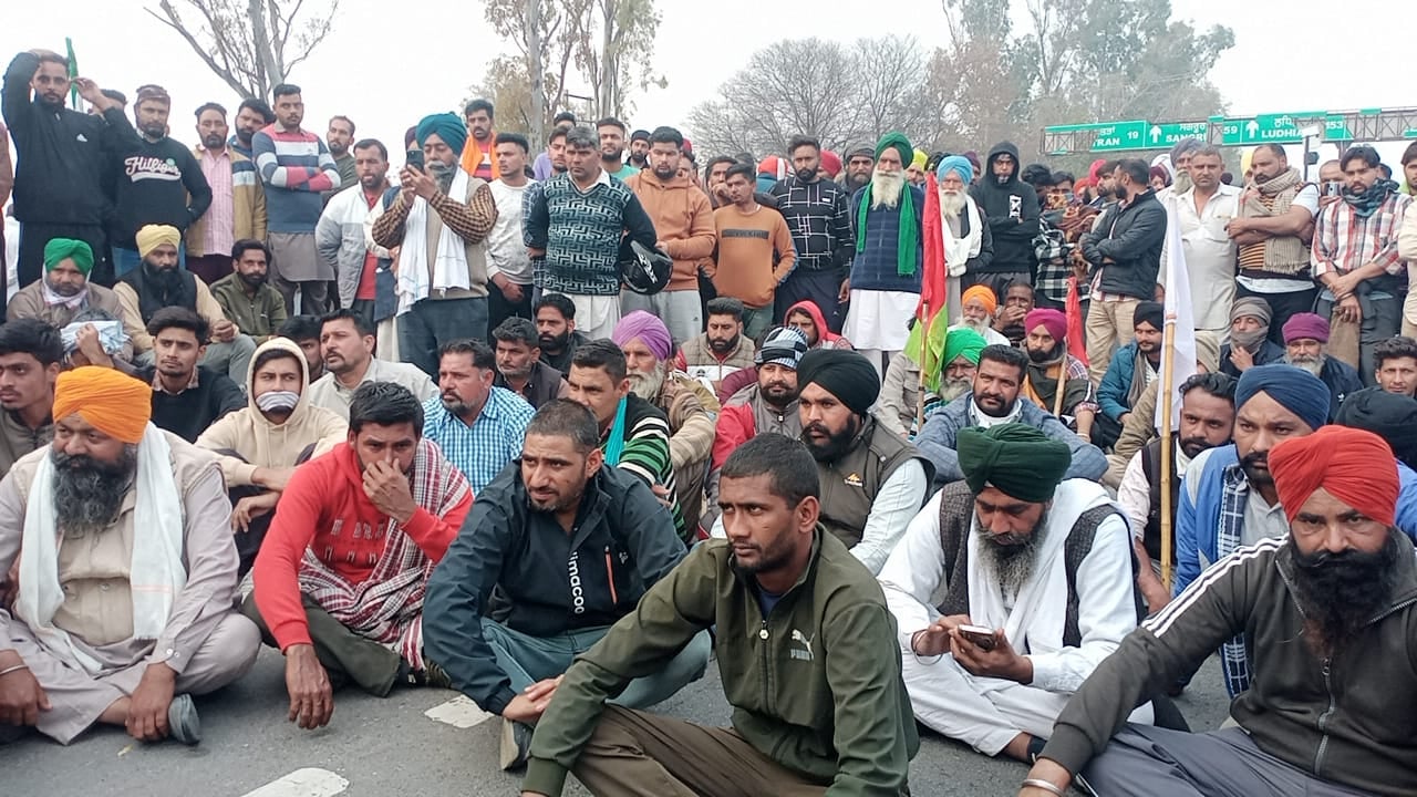  प्रशासन की ओर से हाईवे पर लगाई गई कील के पास बैठे किसान। संवाद