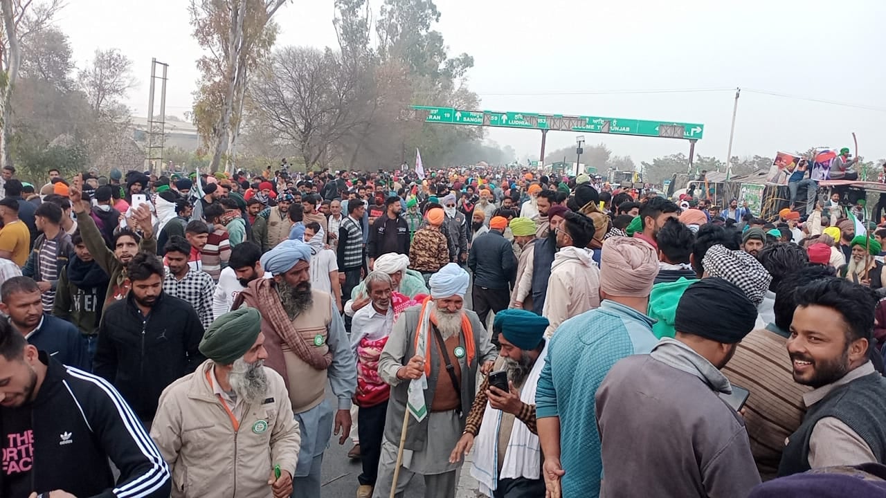  प्रशासन की ओर से हाईवे पर लगाई गई कील के पास बैठे किसान। संवाद