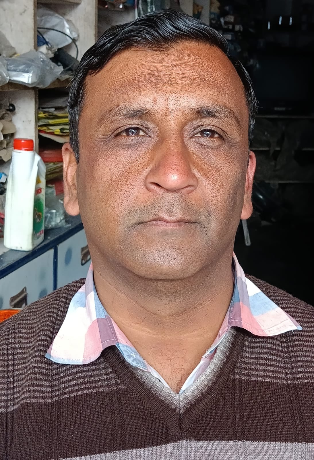 शहर की गांधी स्टेडियम रोड पर सड़क किनारे खड़े वाहन । संवाद