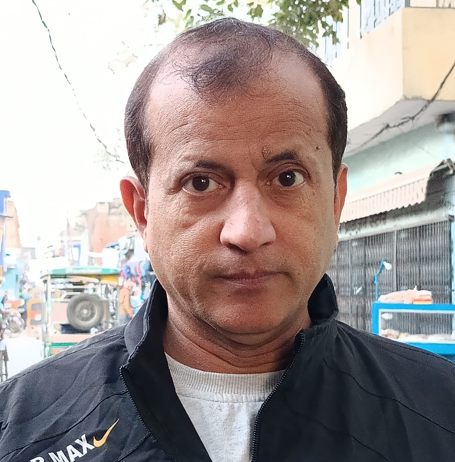 शहर की गांधी स्टेडियम रोड पर सड़क किनारे खड़े वाहन । संवाद