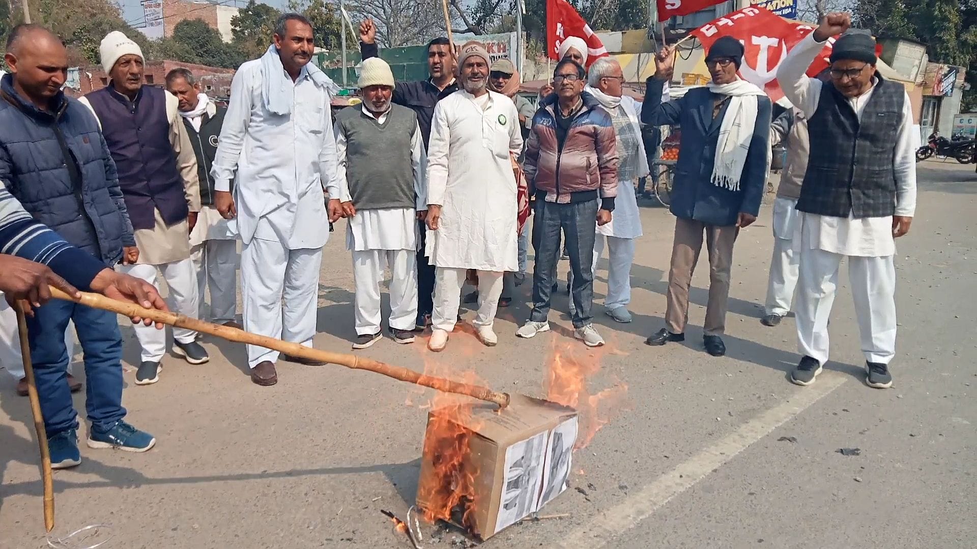 14जेएनडी07: केंद्र व प्रदेश सरकार का पुतला फूंकते हुए अखिल भारतीय किसान सभा व अन्य संगठनों के क