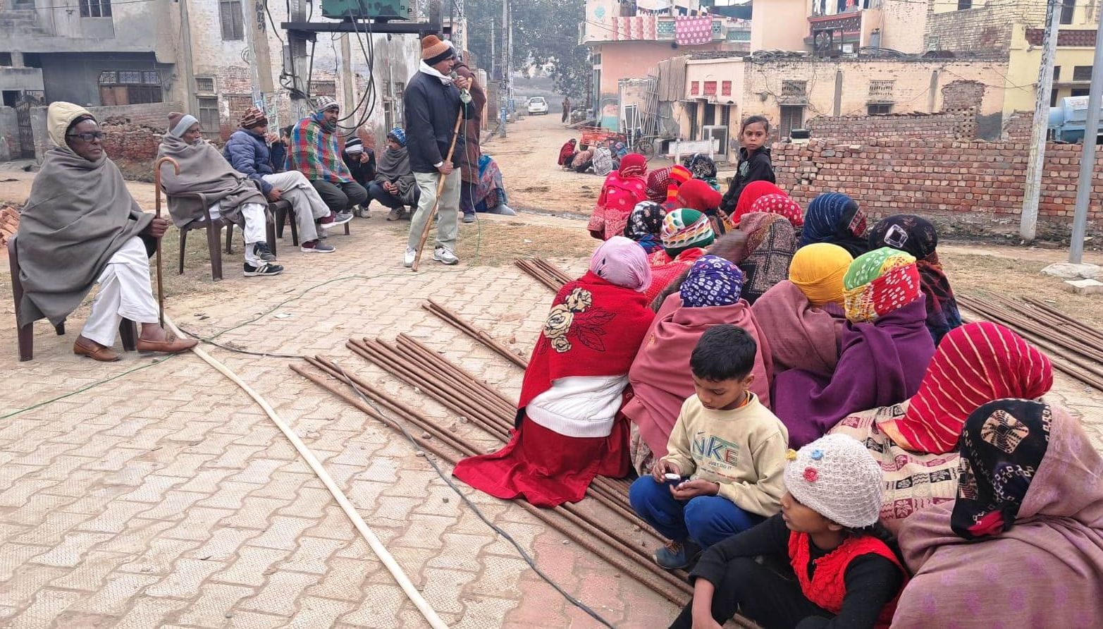 14जेएनडी08: ग्रामीणों को हड़ताल में शामिल होने का आह्वान करते हुए सीटू पदाधिकारी। स्वयं 14जेएनडी08: ग्रामीणों को हड़ताल में शामिल होने का आह्वान करते हुए सीटू पदाधिकारी। स्वयं