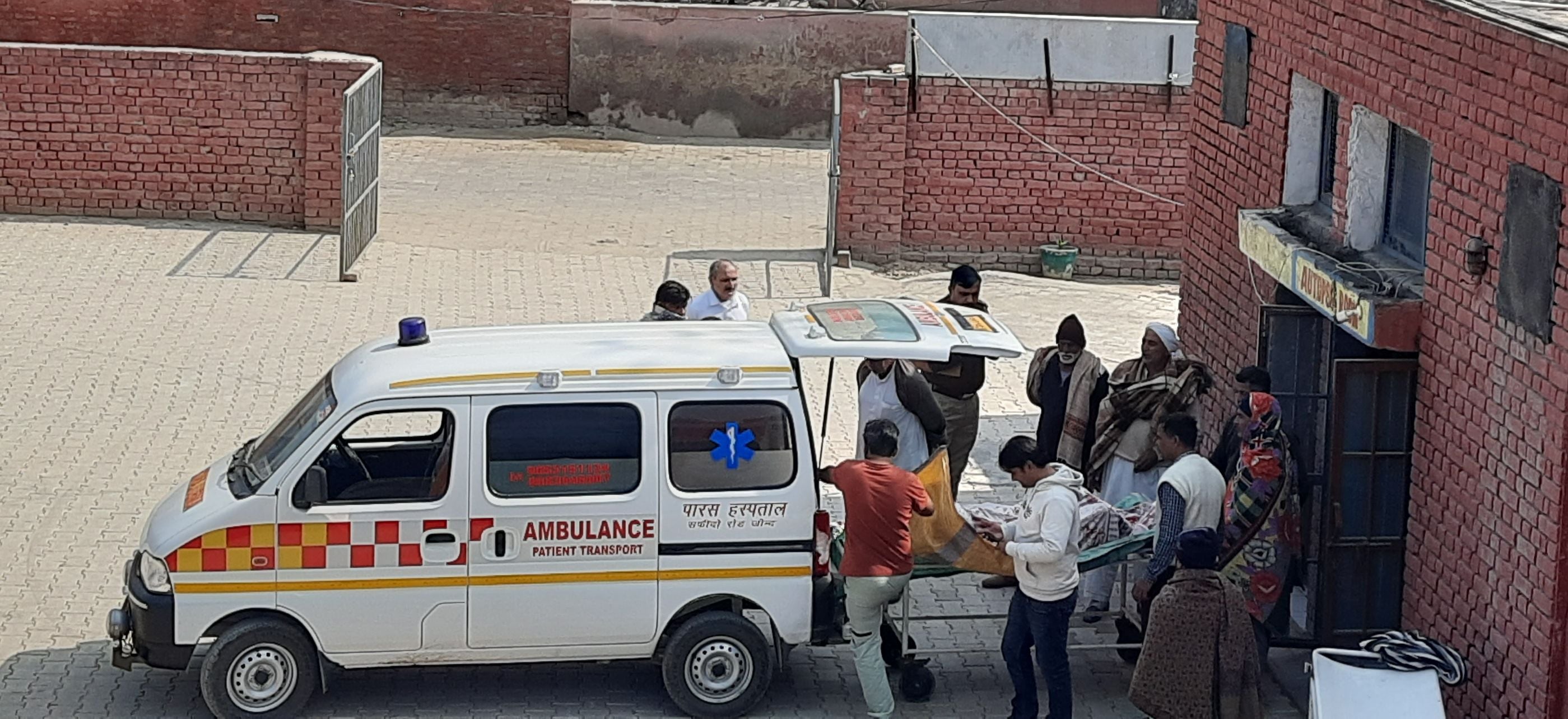 14जेएनडी20: नागरिक अस्पताल से शव को रोहतक पीजीआई में लेकर जाते हुए। संवाद।