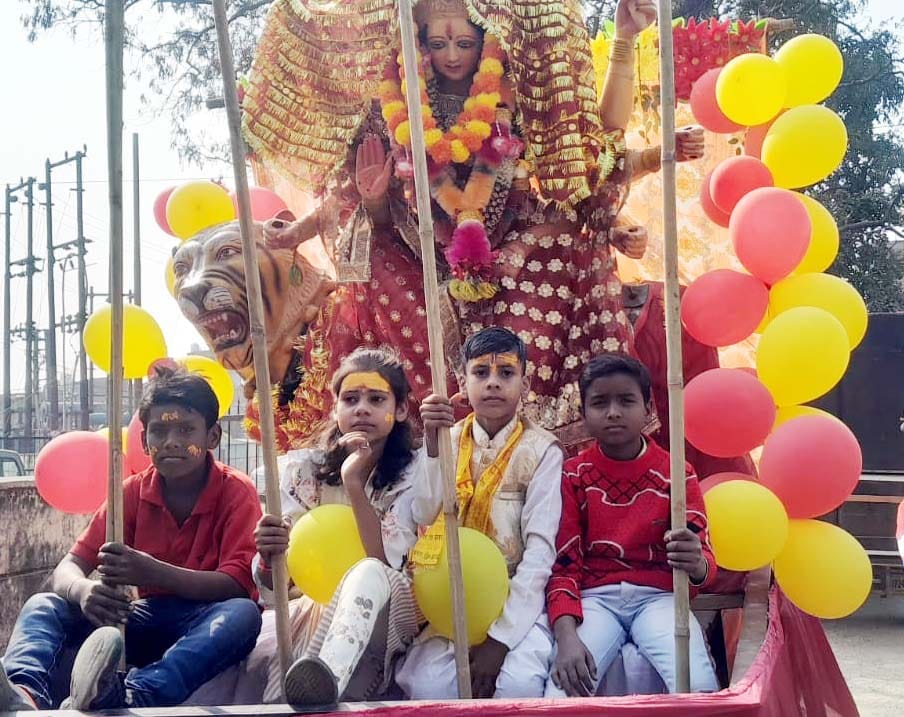 बिल्सी में निकाली गई शोभायात्रा में शामिल झांकी। संवाद बिल्सी में निकाली गई शोभायात्रा में शामिल झांकी। संवाद