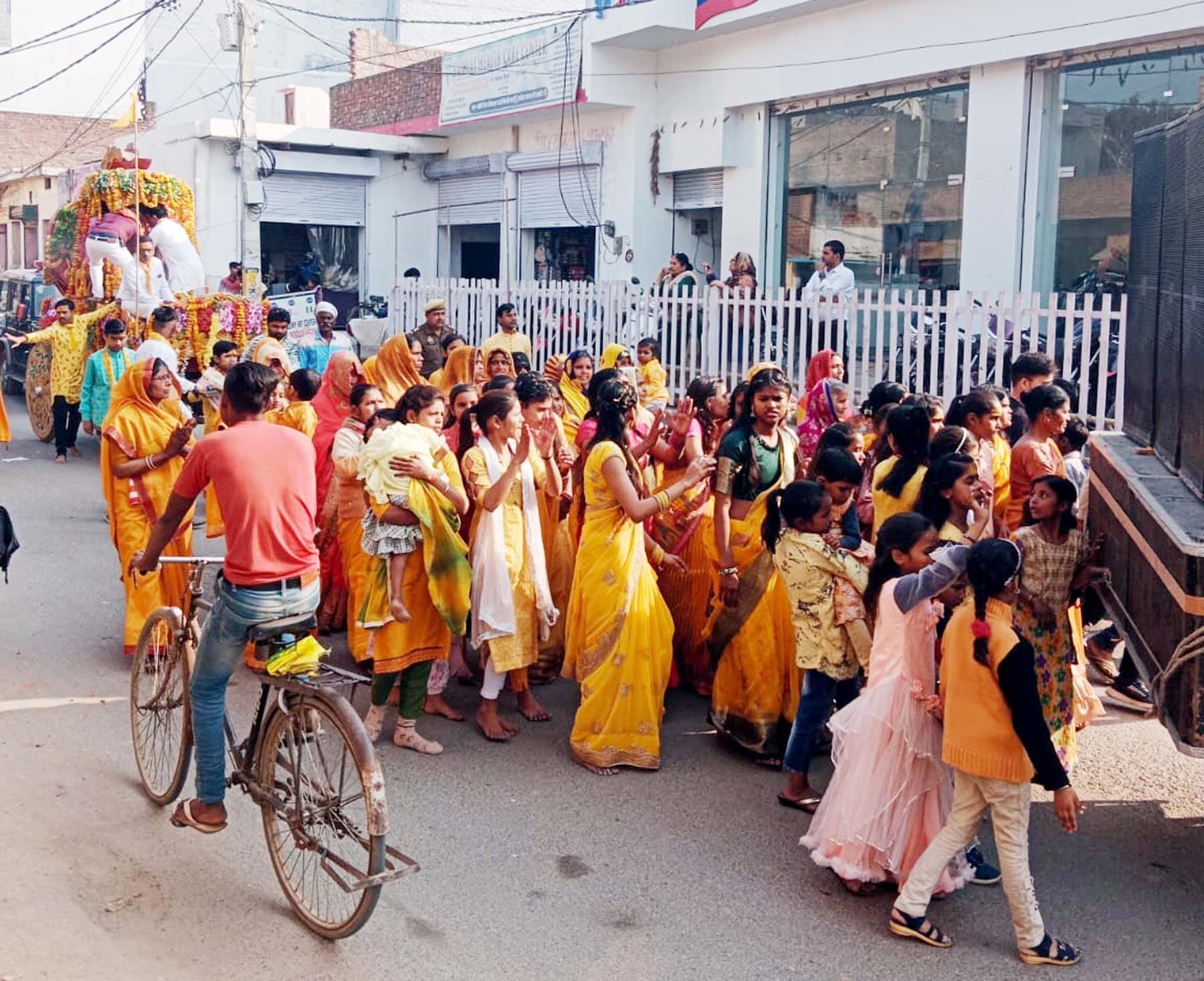 बिल्सी में निकाली गई शोभायात्रा में शामिल झांकी। संवाद बिल्सी में निकाली गई शोभायात्रा में शामिल झांकी। संवाद