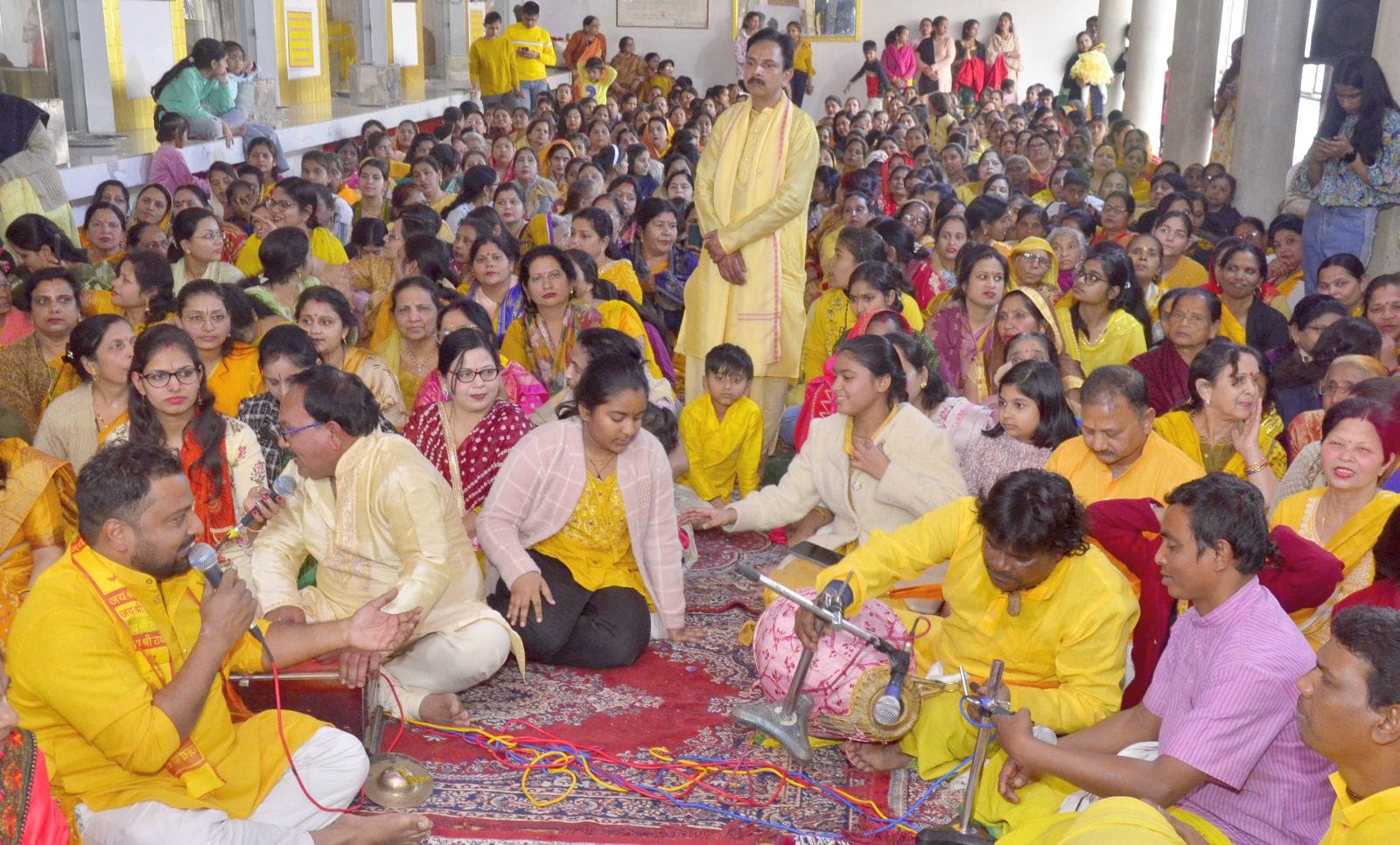 बिरूआबाड़ी मंदिर में ठाकुर जी का दुग्ध अभिषेक करते ट्रस्ट के सदस्य। संवाद बिरूआबाड़ी मंदिर में ठाकुर जी का दुग्ध अभिषेक करते ट्रस्ट के सदस्य। संवाद