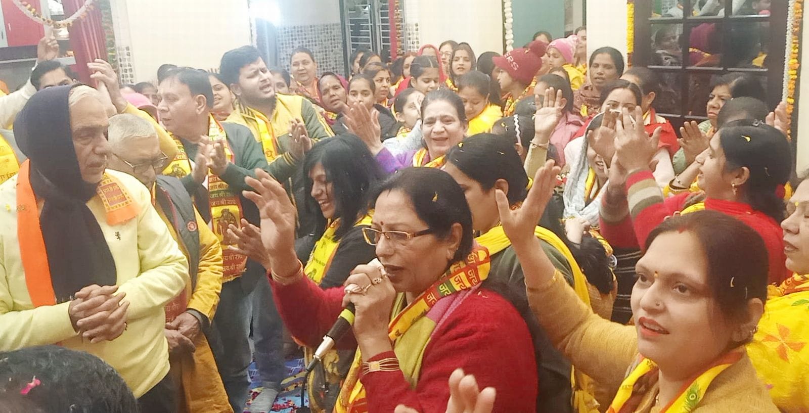 बिरूआबाड़ी मंदिर में ठाकुर जी का दुग्ध अभिषेक करते ट्रस्ट के सदस्य। संवाद बिरूआबाड़ी मंदिर में ठाकुर जी का दुग्ध अभिषेक करते ट्रस्ट के सदस्य। संवाद
