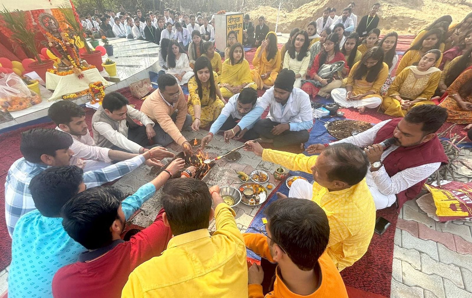 बिरूआबाड़ी मंदिर में ठाकुर जी का दुग्ध अभिषेक करते ट्रस्ट के सदस्य। संवाद बिरूआबाड़ी मंदिर में ठाकुर जी का दुग्ध अभिषेक करते ट्रस्ट के सदस्य। संवाद