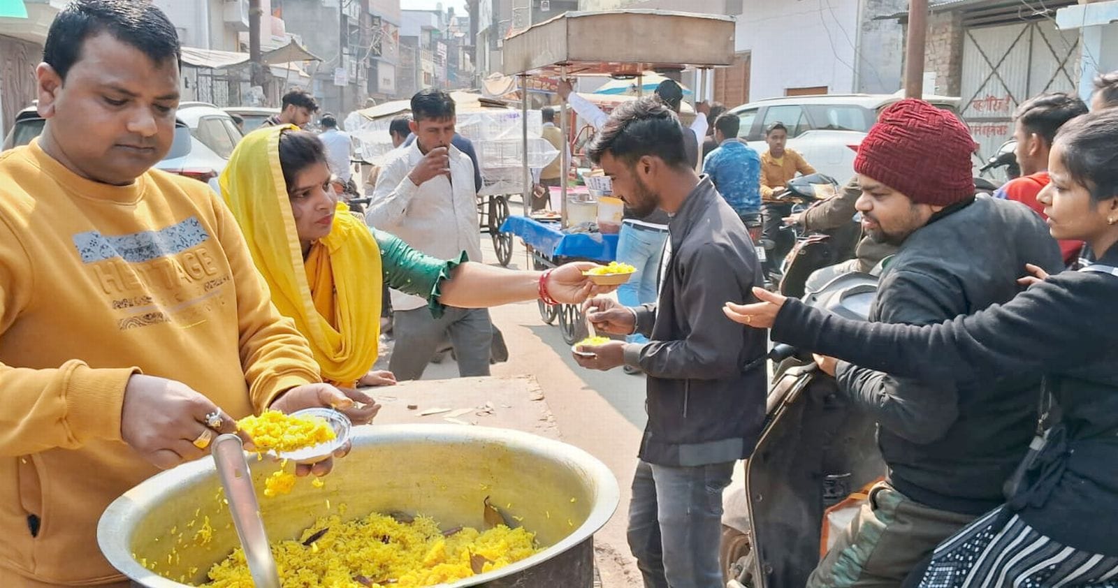 बिरूआबाड़ी मंदिर में ठाकुर जी का दुग्ध अभिषेक करते ट्रस्ट के सदस्य। संवाद बिरूआबाड़ी मंदिर में ठाकुर जी का दुग्ध अभिषेक करते ट्रस्ट के सदस्य। संवाद