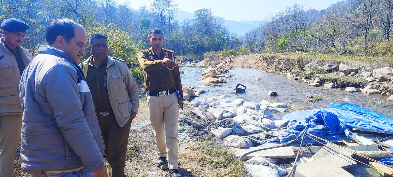 कीकर-नवागांवा पेयजल योजना में हुए हिंसा के बाद निरीक्षण करते आईपीएच विभाग के अधिकारी। संवाद कीकर-नवागांवा पेयजल योजना में हुए हिंसा के बाद निरीक्षण करते आईपीएच विभाग के अधिकारी। संवाद