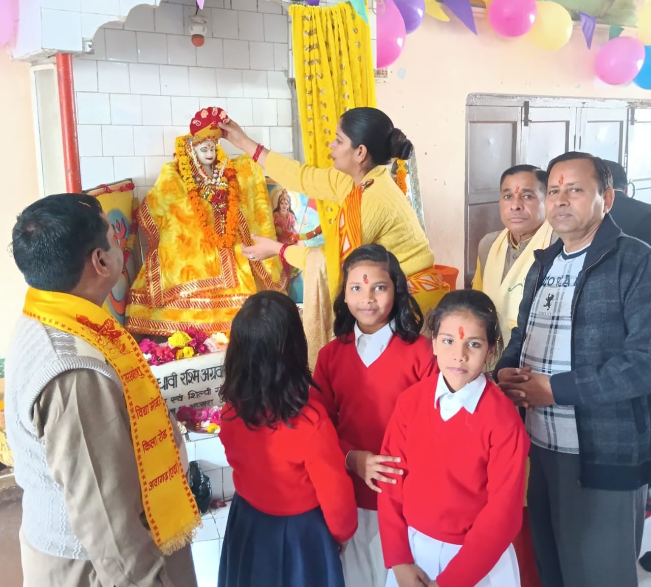 शहर के मोहल्ला मोहम्मद फारूख में घर पर किया गया मां सरस्वती का पूजन । स्रोत - स्वयं