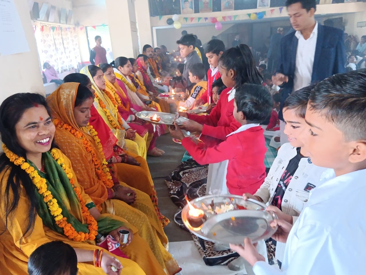 शहर के मोहल्ला मोहम्मद फारूख में घर पर किया गया मां सरस्वती का पूजन । स्रोत - स्वयं