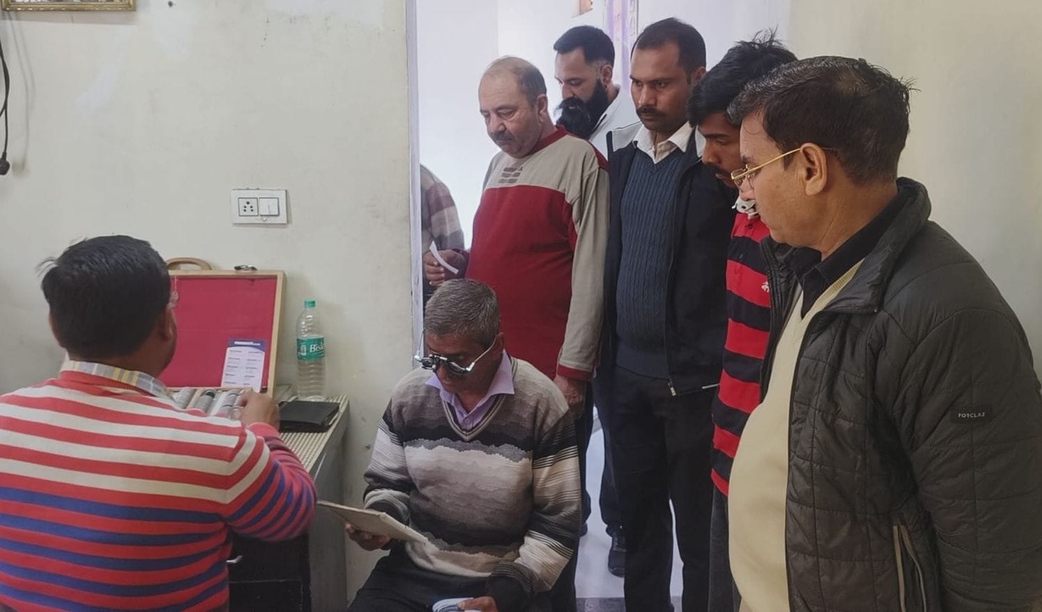 ऊना बस स्टैंड में आरीओ कार्यलय व स्वास्थ्य विभाग की और से लगाएं गए नेत्र जांच शिविर में लोगों 