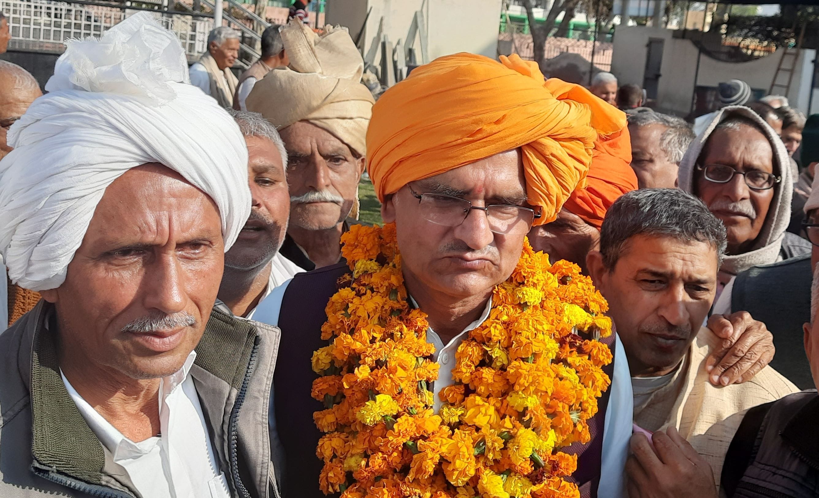 15जेएनडी01 : पंचायत के बीच गलत शब्द बोलने पर एक-दूसरे से तू-तड़ाक करते लोग। संवाद 15जेएनडी01 : पंचायत के बीच गलत शब्द बोलने पर एक-दूसरे से तू-तड़ाक करते लोग। संवाद