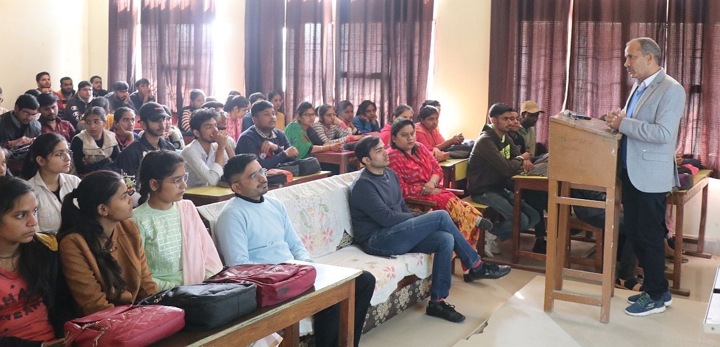 15जेएनडी03: छात्रों को संबोधित करते हुए प्राचार्य डाॅ. सत्यवान मलिक। संवाद 15जेएनडी03: छात्रों को संबोधित करते हुए प्राचार्य डाॅ. सत्यवान मलिक। संवाद