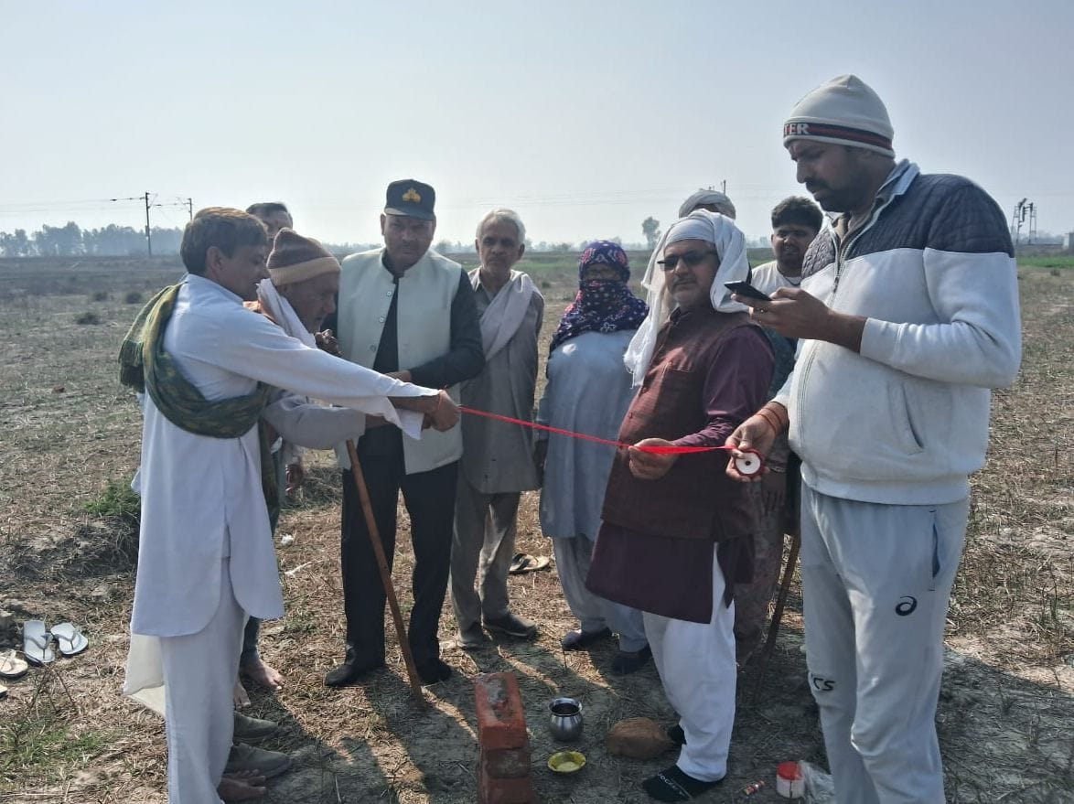 15जेएनडी05: जैजैवंती गांव में जलघर के लिए भूमि पुजन करते ग्रामीण।   संवाद