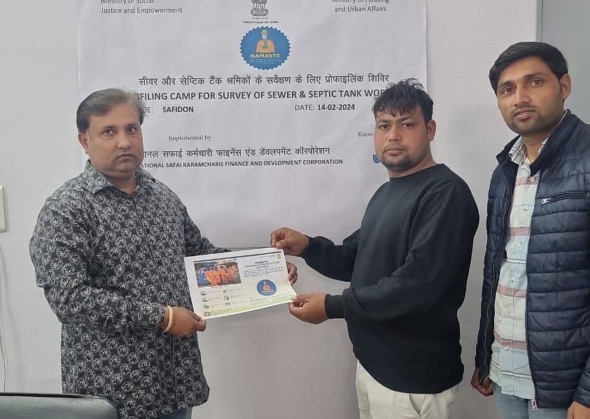 15जेएनडी06: सीवरमेनों को स्वास्थ्य योजनाओं का लाभ देते हुए। स्वयं 15जेएनडी06: सीवरमेनों को स्वास्थ्य योजनाओं का लाभ देते हुए। स्वयं