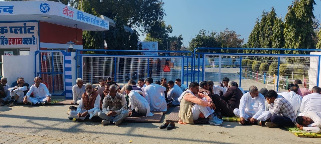15जेएनडी08 : वीटा मिल्क प्लांट गेट पर ताला जड़कर धरने पर बैठे दूध सप्लाई करने वाले किसान। संवाद 15जेएनडी08 : वीटा मिल्क प्लांट गेट पर ताला जड़कर धरने पर बैठे दूध सप्लाई करने वाले किसान। संवाद