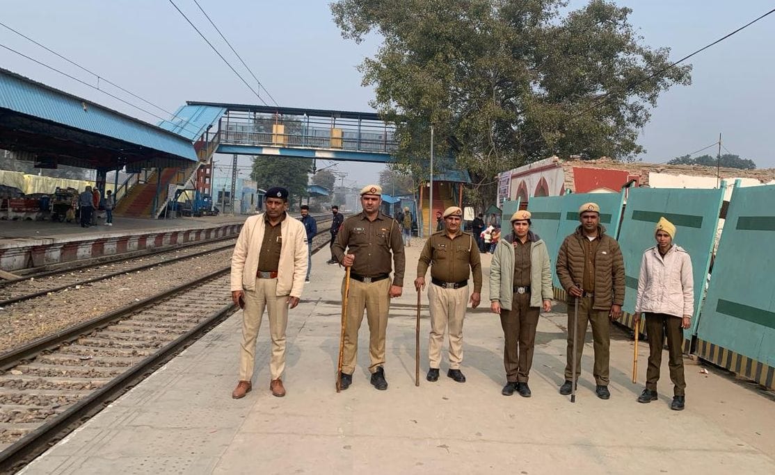 15जेएनडी25 : रेलवे स्टेशन पर तैनात जीआरपी जवान। संवाद 15जेएनडी25 : रेलवे स्टेशन पर तैनात जीआरपी जवान। संवाद