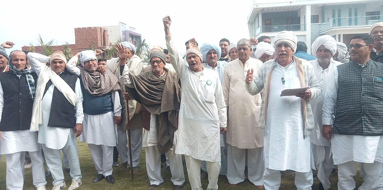 16जेएनडी02: बाजार में प्रदर्शन करते हुए विभिन्न संगठनों के लोग। संवाद 16जेएनडी02: बाजार में प्रदर्शन करते हुए विभिन्न संगठनों के लोग। संवाद