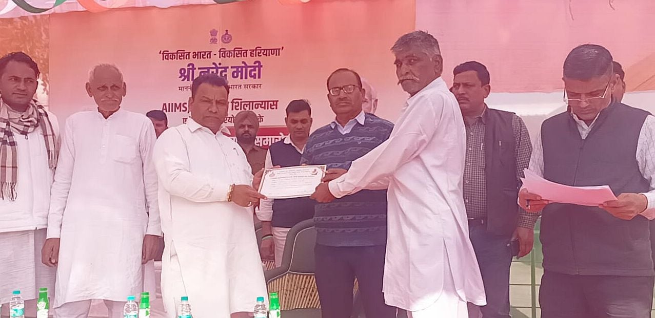 16जेएनडी03: कार्यक्रम में लोगों को पैंशन के प्रमाण पत्र देते विधायक अमरजीत ढांडा। संवाद
