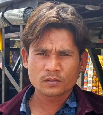 अजुहा कस्बे में हाईवे पर आड़ा तिरछा खड़े ई-रिक्सा।      संवाद
