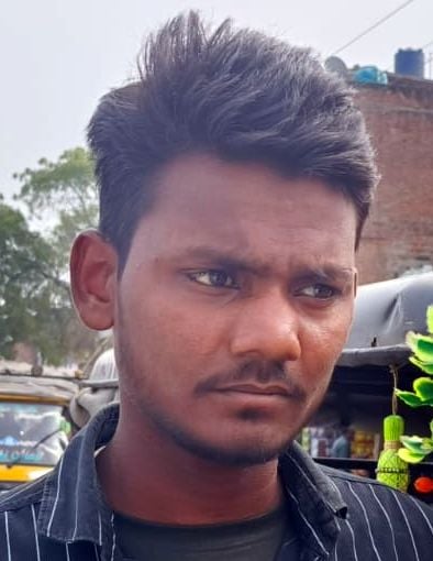 अजुहा कस्बे में हाईवे पर आड़ा तिरछा खड़े ई-रिक्सा।      संवाद