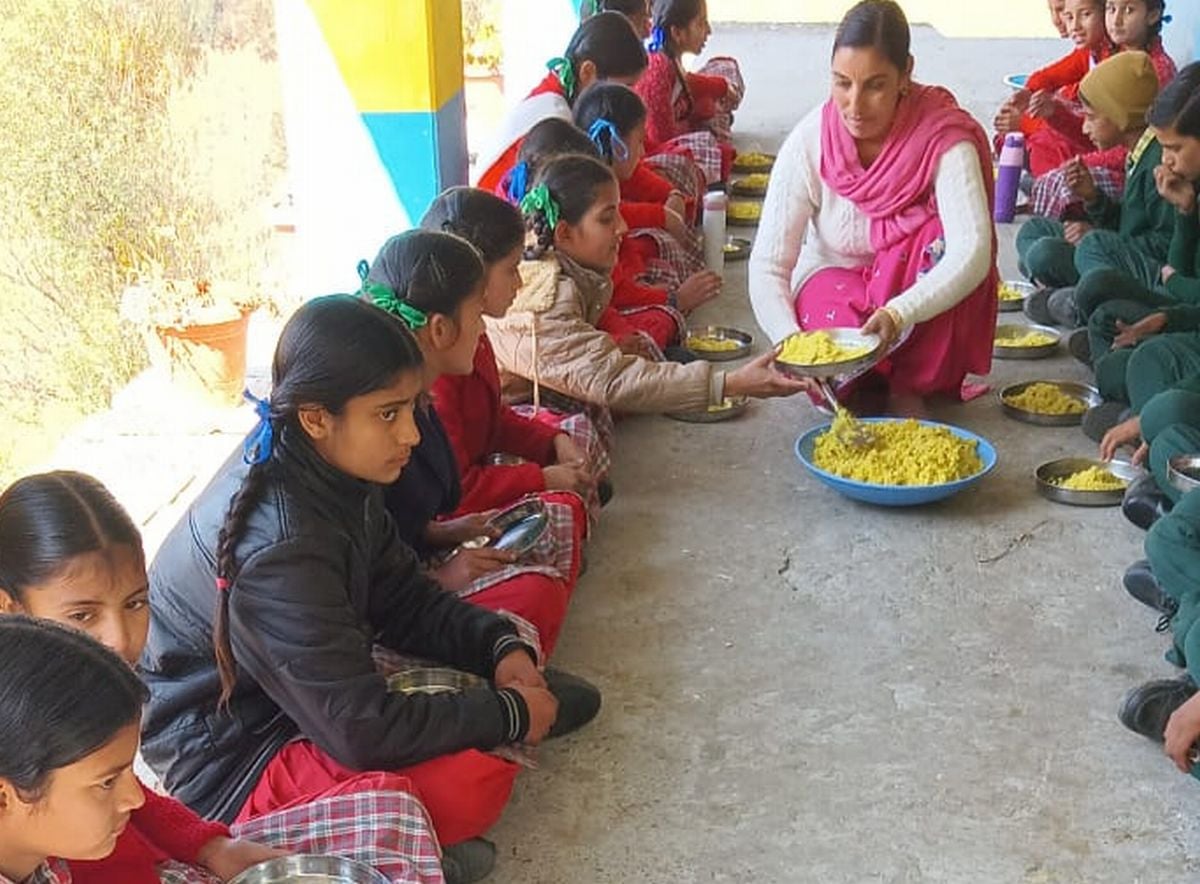 चंबा में मिड डे मिल वर्करों की हड़ताल के चलते स्कूल में दोपहर का भोजन तैयार करते प्रधानाचार्य औ