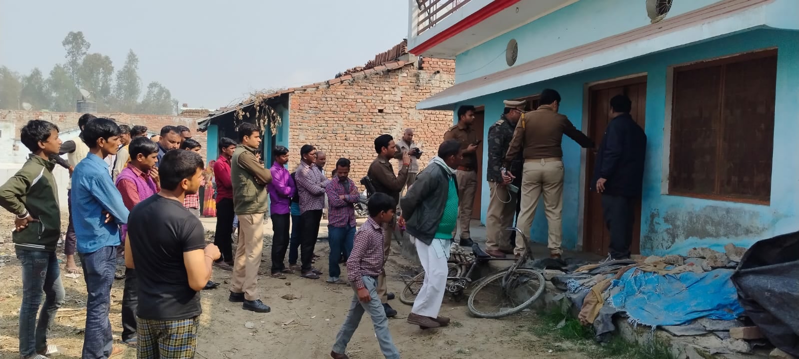 ग्राम भैसाह सतरापुर में मकान में चोरी की घटना के बाद खुला पड़ा बक्सा । स्रोत - ग्रामीण ग्राम भैसाह सतरापुर में मकान में चोरी की घटना के बाद खुला पड़ा बक्सा । स्रोत - ग्रामीण