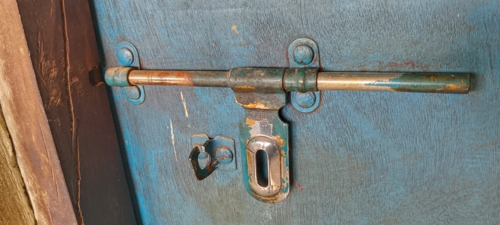 ग्राम भैसाह सतरापुर में मकान में चोरी की घटना के बाद खुला पड़ा बक्सा । स्रोत - ग्रामीण ग्राम भैसाह सतरापुर में मकान में चोरी की घटना के बाद खुला पड़ा बक्सा । स्रोत - ग्रामीण