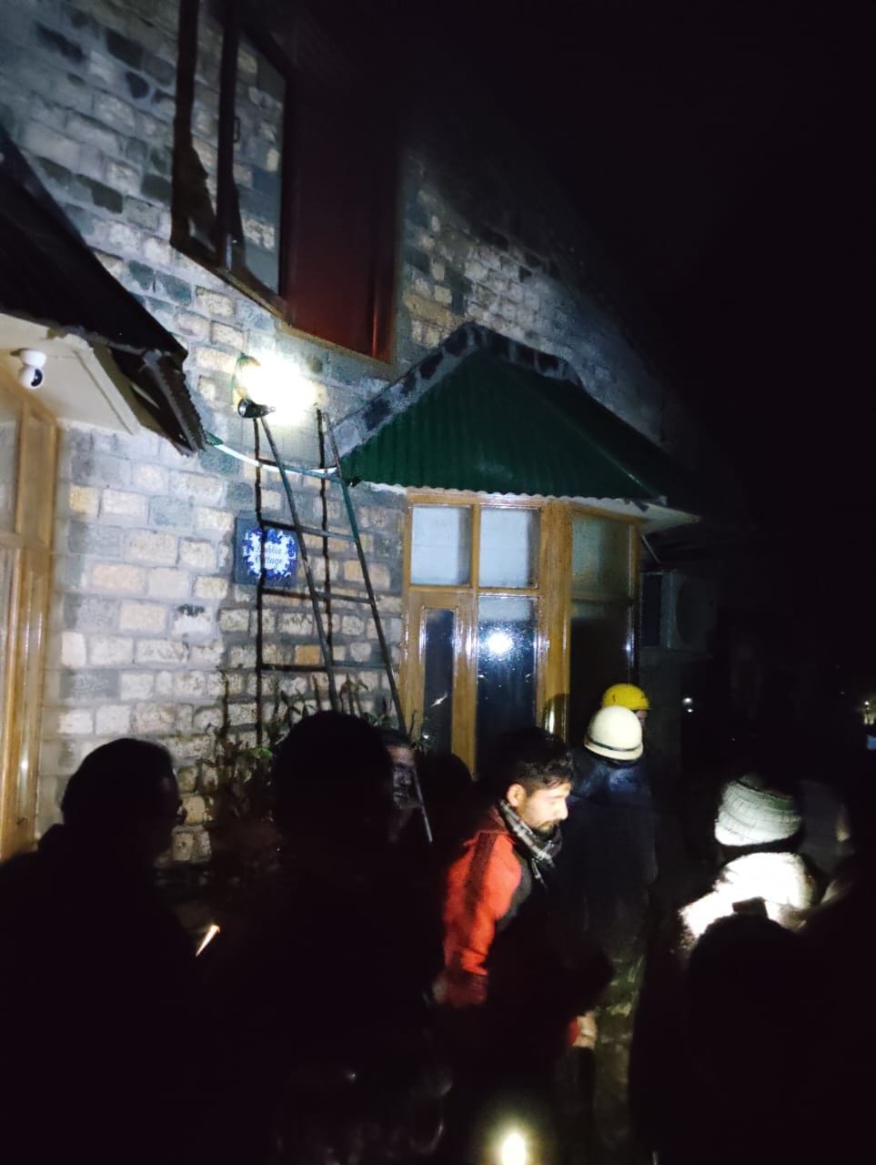 कसौली के नालवा में लगी आग पर काबू पाने का प्रयास करती टीम। संवाद कसौली के नालवा में लगी आग पर काबू पाने का प्रयास करती टीम। संवाद