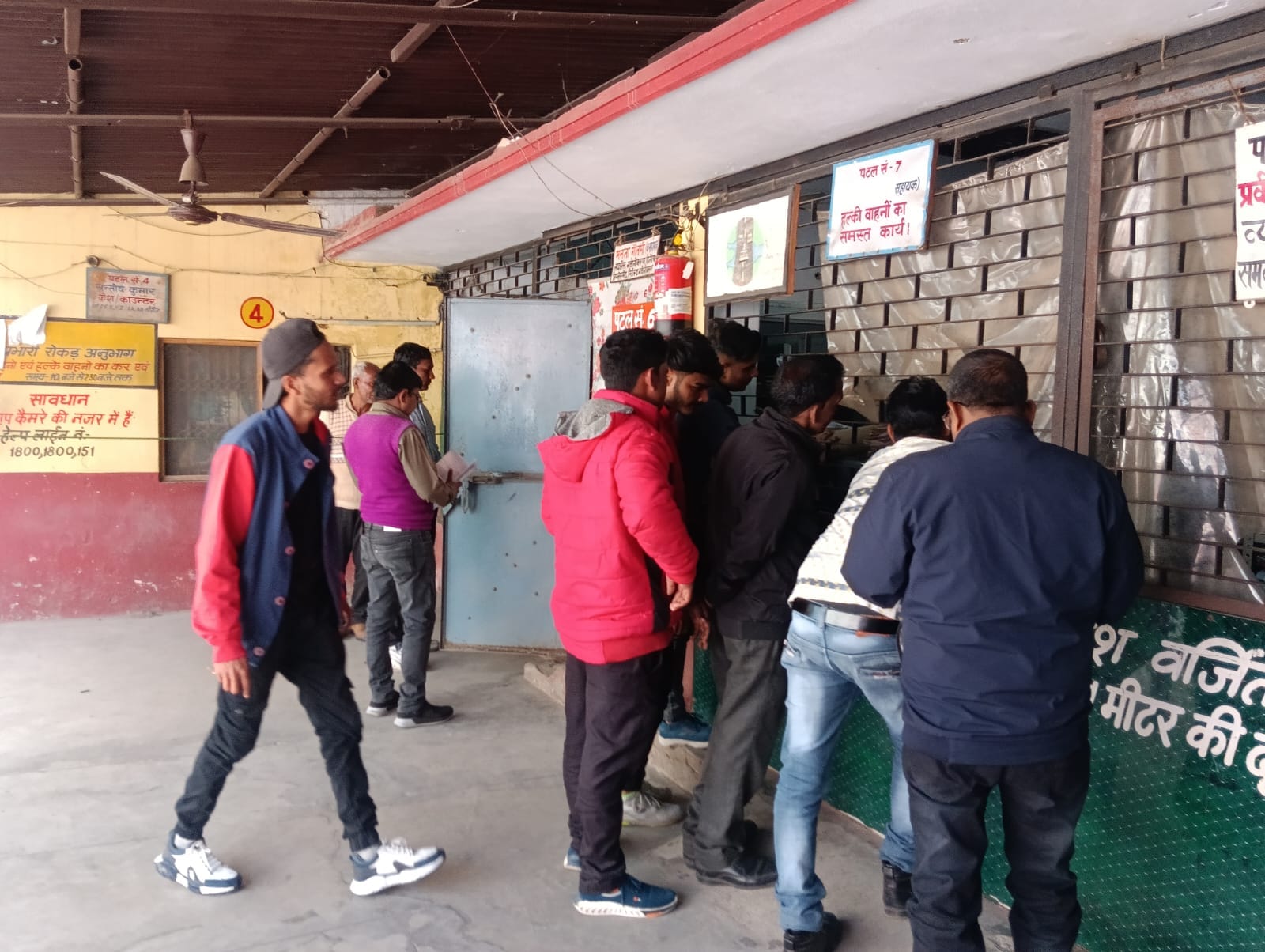 सहायक संभागीय परिवहन अधिकारी कार्यालय में वायो मैट्रिक कक्ष के बाहर लगी भीड़ । संवाद