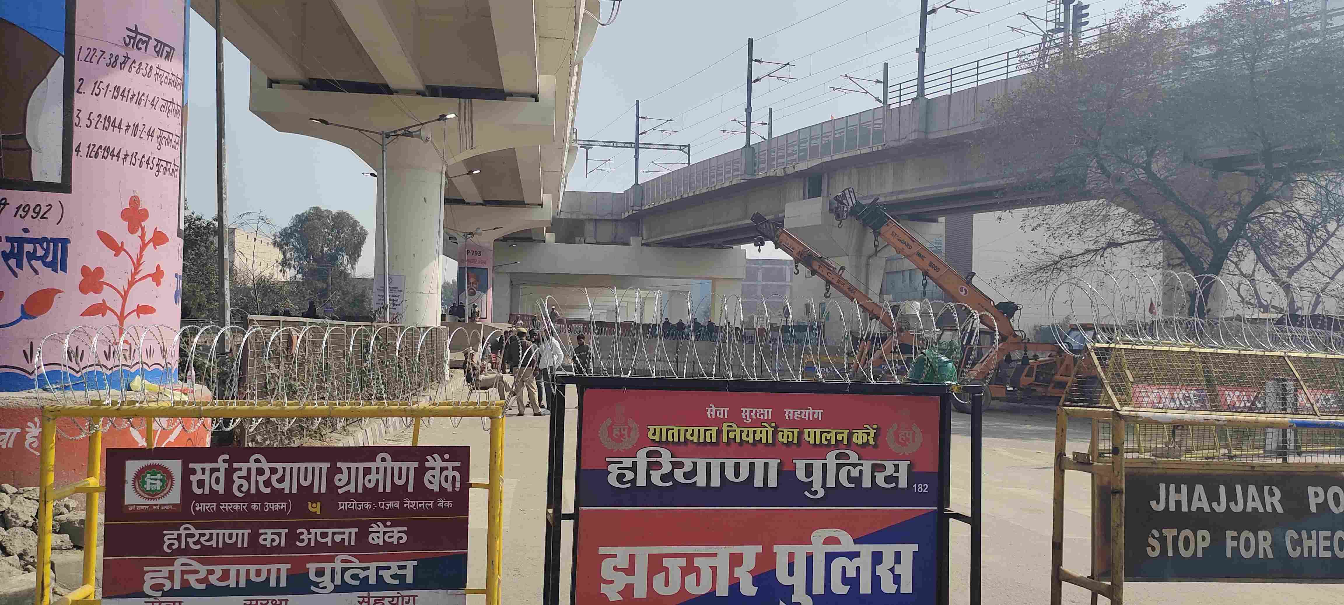सेक्टर-9 मोड़ पर हरियाणा पुलिस द्वारा किसानों को दिल्ली जाने से रोकने के लिए की गई बैरिकेडिंग। सेक्टर-9 मोड़ पर हरियाणा पुलिस द्वारा किसानों को दिल्ली जाने से रोकने के लिए की गई बैरिकेडिंग।