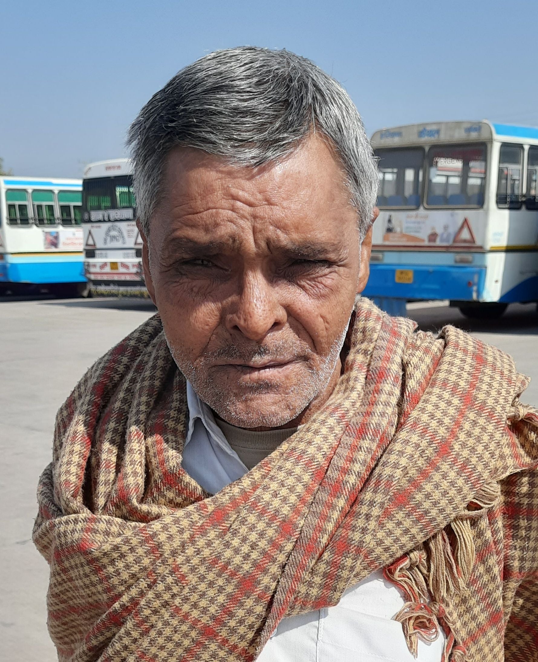 16जेएनडी14-रोडवेज हड़ताल के कारण बस नहीं मिलने से परेशान यात्री। संवाद 16जेएनडी14-रोडवेज हड़ताल के कारण बस नहीं मिलने से परेशान यात्री। संवाद