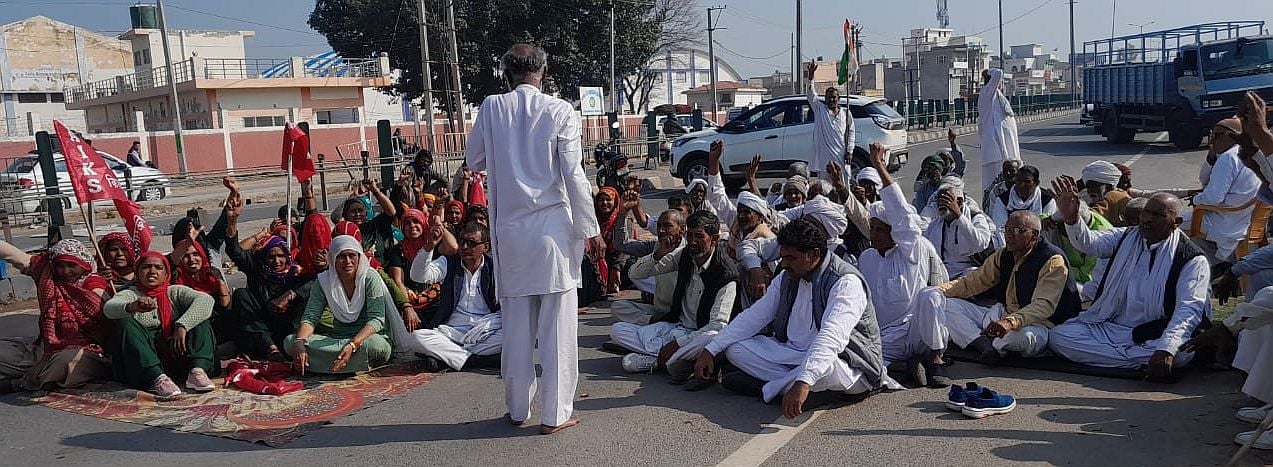 16जेएनडी20: हाइवे जाम के दौरान एंबुलेंस को रास्ता देते हुए। संवाद 16जेएनडी20: हाइवे जाम के दौरान एंबुलेंस को रास्ता देते हुए। संवाद