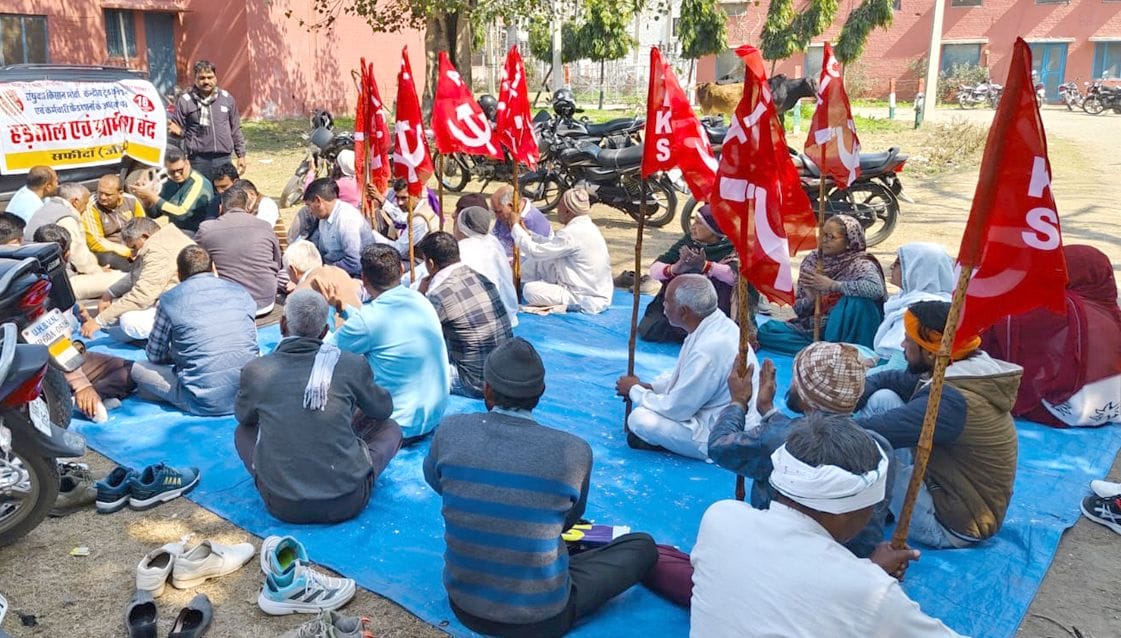 16जेएनडी36: धरना देकर रोष जताते हुए कर्मचारी। संवाद