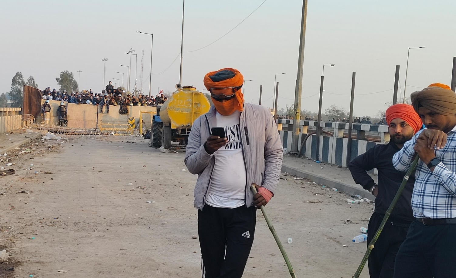 अंबाला रेंज के आईजी सिबास कविराज पुलिस अधीक्षक अंबाला जश्नदीप सिंह रंधावा संग शंभू बॉर्डर पर ड अंबाला रेंज के आईजी सिबास कविराज पुलिस अधीक्षक अंबाला जश्नदीप सिंह रंधावा संग शंभू बॉर्डर पर ड