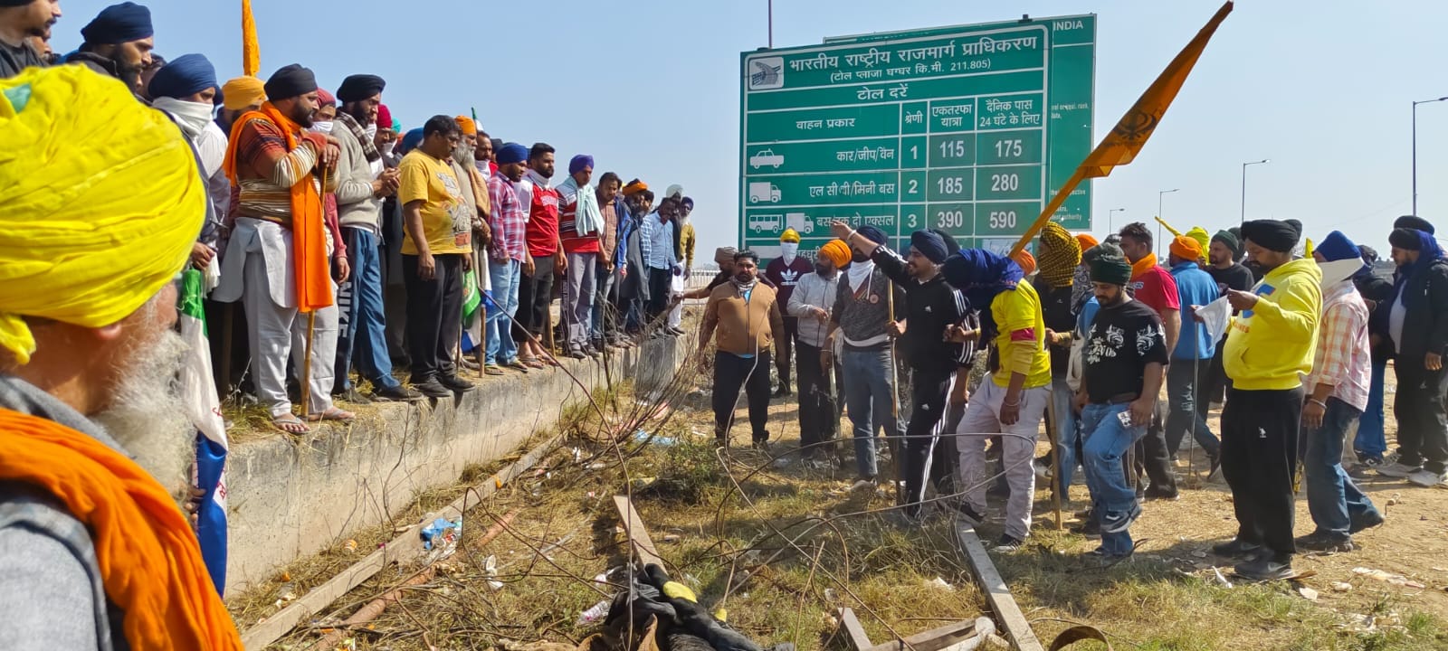 अंबाला रेंज के आईजी सिबास कविराज पुलिस अधीक्षक अंबाला जश्नदीप सिंह रंधावा संग शंभू बॉर्डर पर ड अंबाला रेंज के आईजी सिबास कविराज पुलिस अधीक्षक अंबाला जश्नदीप सिंह रंधावा संग शंभू बॉर्डर पर ड