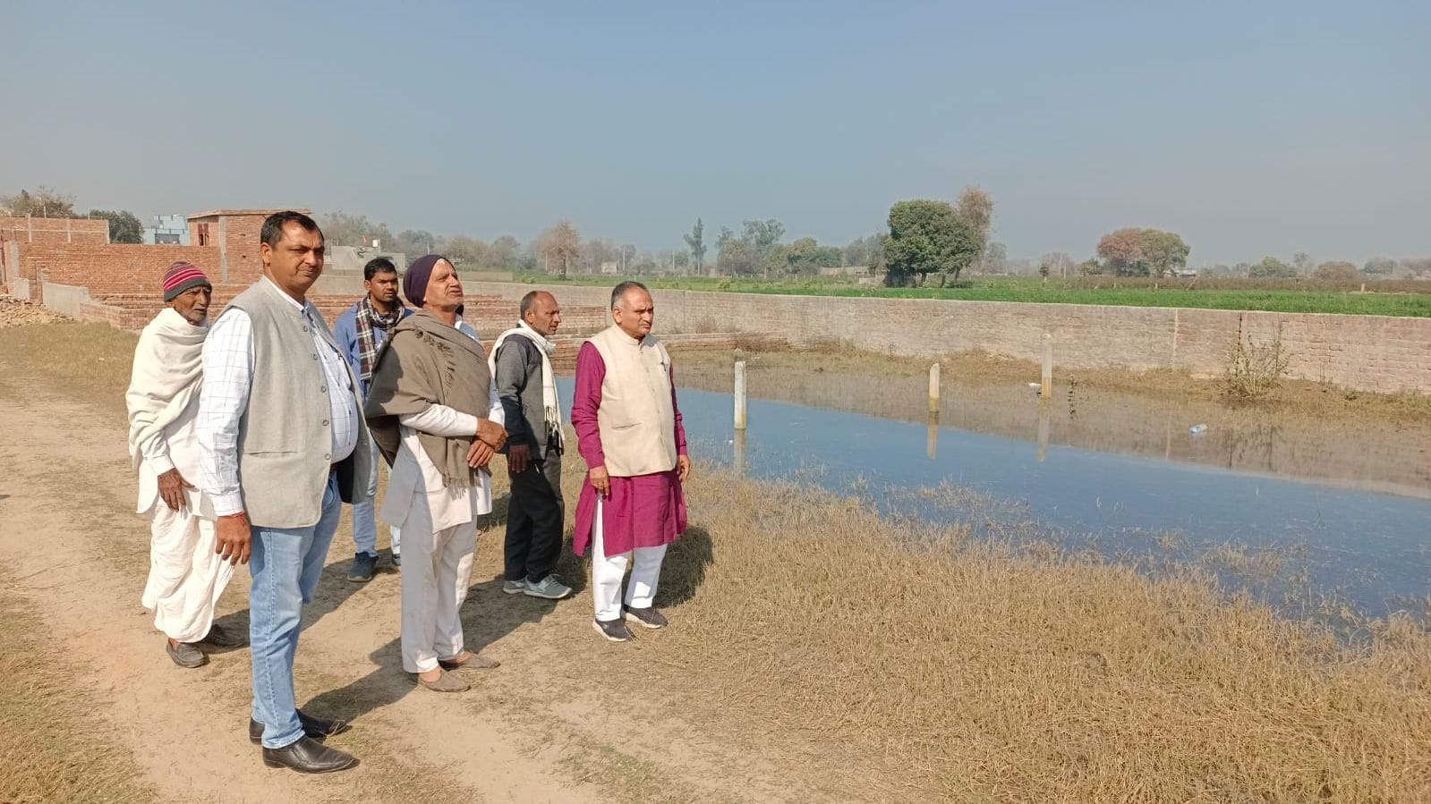 फोटो 02. सोनीपत के ऋषि कॉलोनी एक्सटेंशन में भरे दूषित पानी क लेकर जायजा लेते भाजपा नेता राजीव ज फोटो 02. सोनीपत के ऋषि कॉलोनी एक्सटेंशन में भरे दूषित पानी क लेकर जायजा लेते भाजपा नेता राजीव ज
