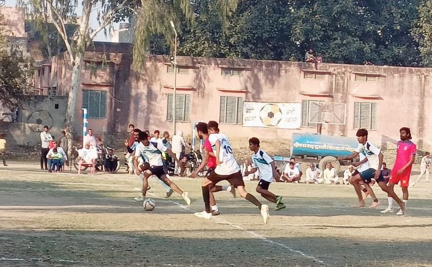 फोटो 26- गोहाना के गांव बिचपड़ी में फुटबॉल प्रतियोगिता के दौरान खेल प्रतिभा दिखाते खिलाड़ी। संव फोटो 26- गोहाना के गांव बिचपड़ी में फुटबॉल प्रतियोगिता के दौरान खेल प्रतिभा दिखाते खिलाड़ी। संव