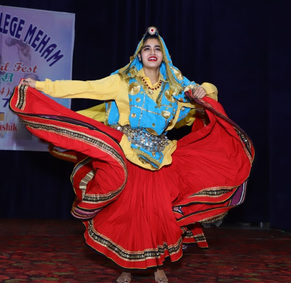राजकीय महाविद्यालय में आयोजित स्वर माधुरी उत्सव कार्यक्रम में प्रस्तृति देते विद्यार्थी। राजकीय महाविद्यालय में आयोजित स्वर माधुरी उत्सव कार्यक्रम में प्रस्तृति देते विद्यार्थी।