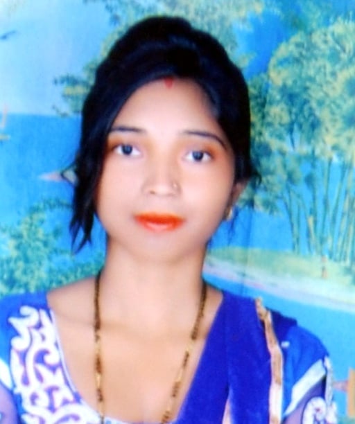 शामली के मौहल्ला पंसारियान में विलाप करता मृतक महिला  का पति