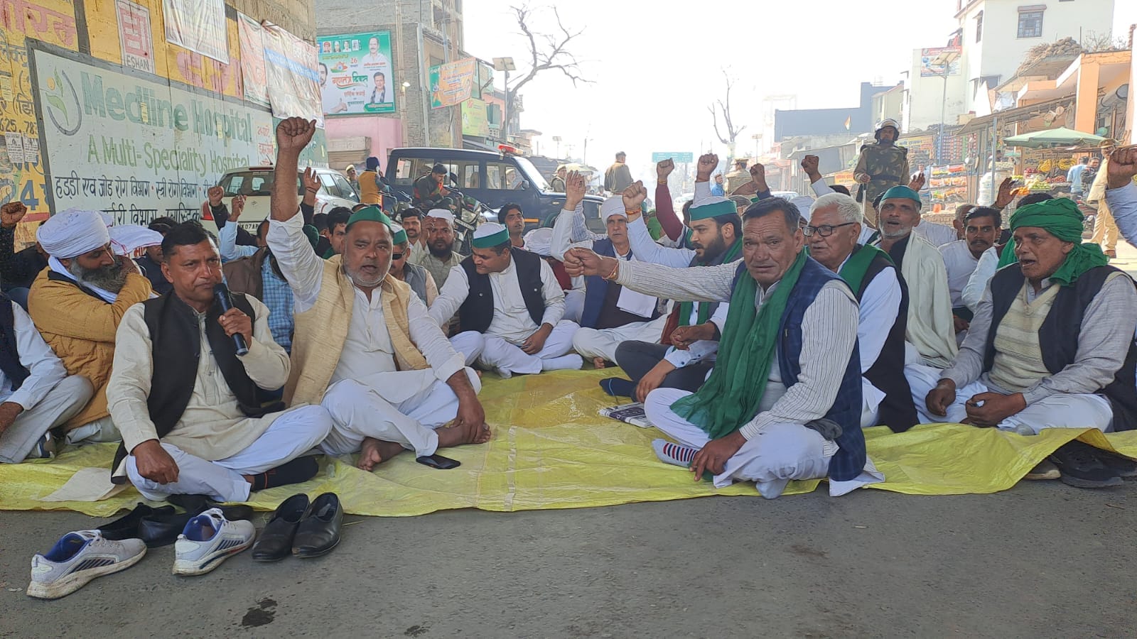 शामली  कलेक्ट्रेट के सामने हाइवे धरने पर बैठे भाकियू कार्यक्रताओ को सम्बोधित करते वक्ता