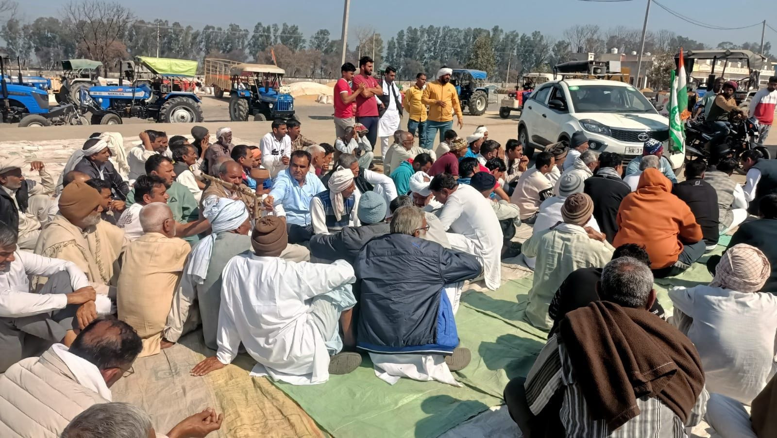 17जेएनडी03: नई अनाजमंडी में नंदगढ़ बारह की बैठक में भाग लेते किसान। संवाद 17जेएनडी03: नई अनाजमंडी में नंदगढ़ बारह की बैठक में भाग लेते किसान। संवाद
