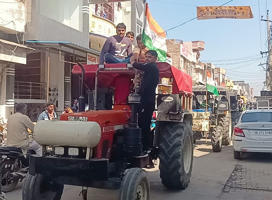 17जेएनडी05: जुलाना के मेन बाजार में ट्रैक्टर मार्च निकालते किसान। संवाद